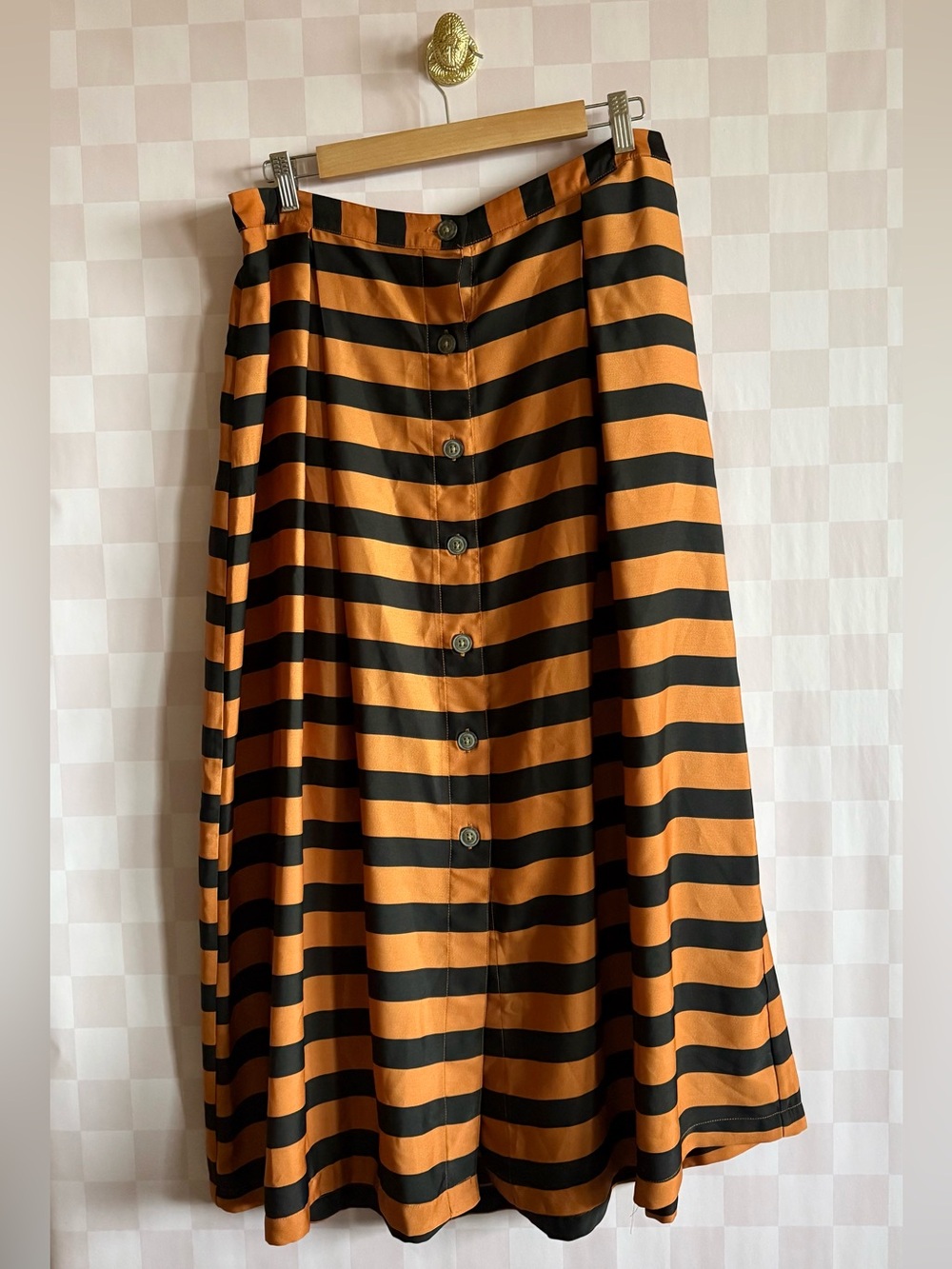 🧶🦊🍄🍁🍂🌻🌞
Striped Button-Front Midi Skirt in Orange and Black